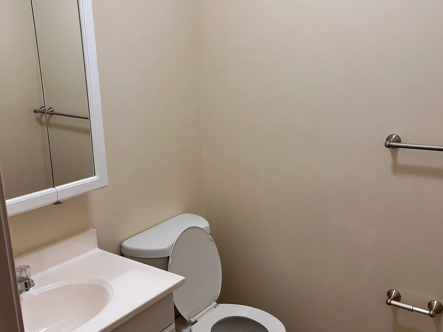 2 bed, 1.5 bath, 2000 sqft, $975 — Photo 2