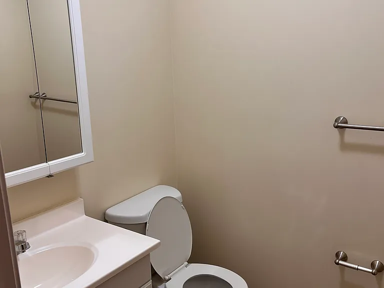 100 Lisa Dr #11 — Photo 2