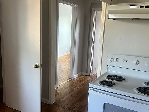 3rd image of 40 Oriental St Floor 3