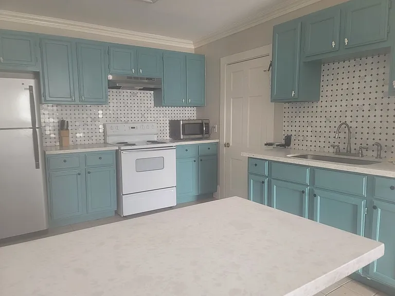 1006 Sealy St — Photo 4
