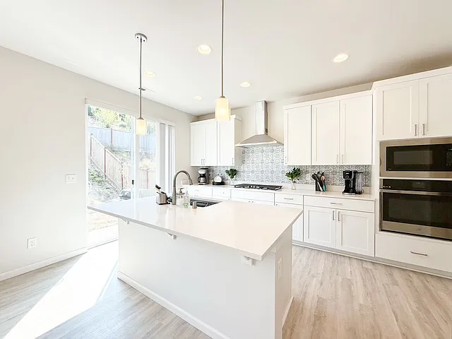 740 SE Nordmann Loop — Photo 16