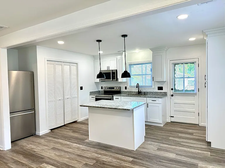 1005 Glenburnie Rd — Photo 5