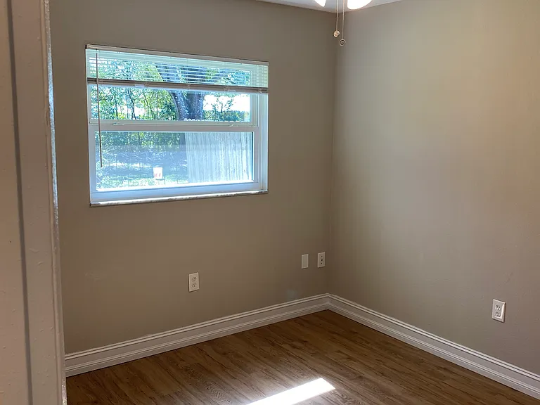 421 Baker Ave — Photo 6