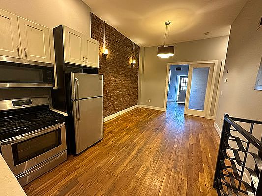 4th image of 667 Evergreen Ave #1B