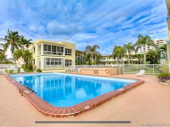 3rd image of 910 Bay Dr APT 9