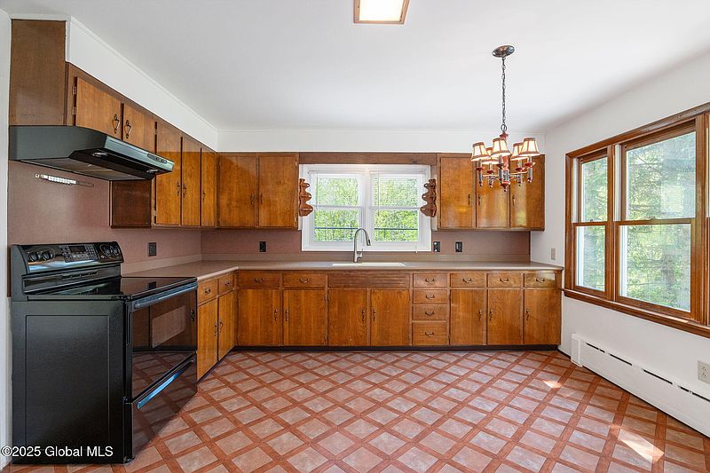 4th image of 29 Wolf Hill Road