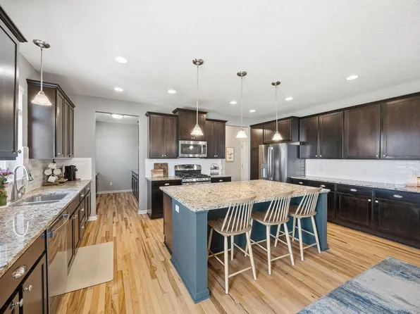 1088 Rosemary Ct, Chaska, MN 55318