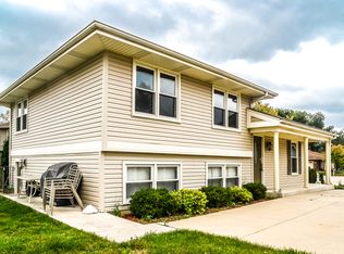 8 Regency Ct, Streamwood, IL 60107