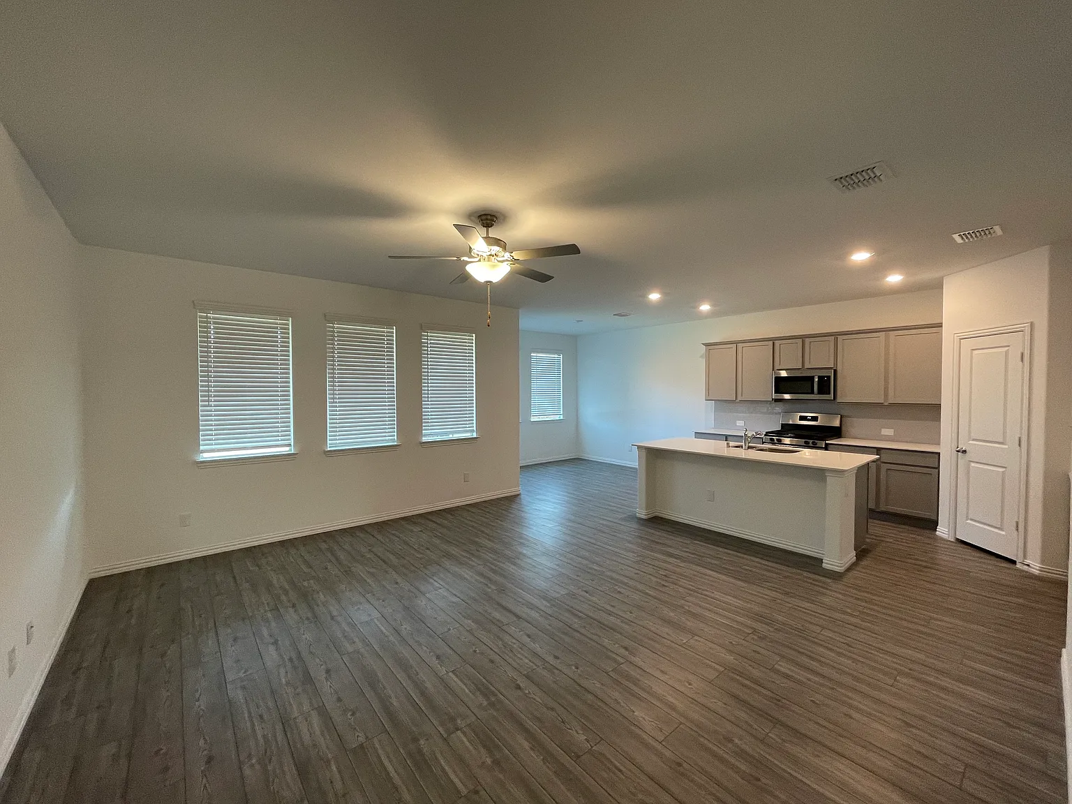 4 bed, 1940 sqft, $2,300 — Photo 3