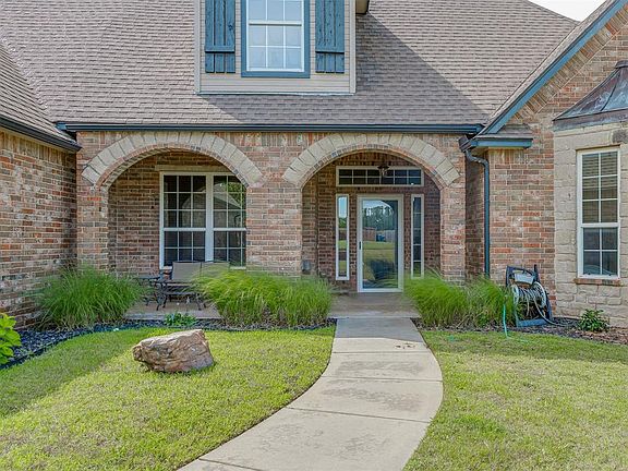 3rd image of 935 Silver Chase Dr