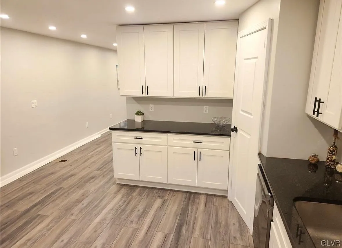 3 bed, 1024 sqft, $2,200 — Photo 3