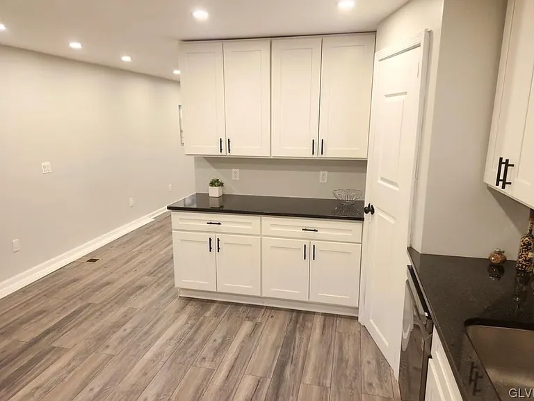 430 E Garrison St — Photo 3
