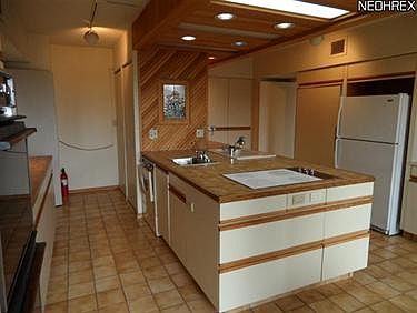 2nd image of 2 Bratenahl Pl APT 3BC