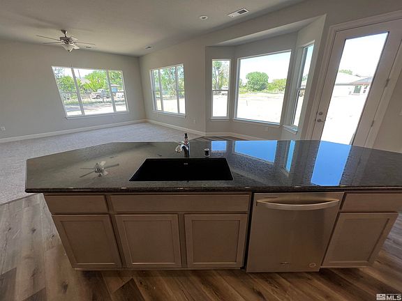 4th image of 690 Rose Ln