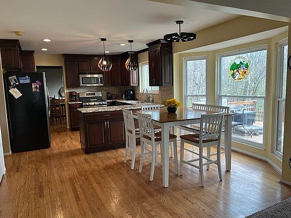 breakfast nook/bay window