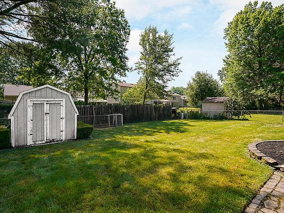 3rd image of 806 McDonell Dr