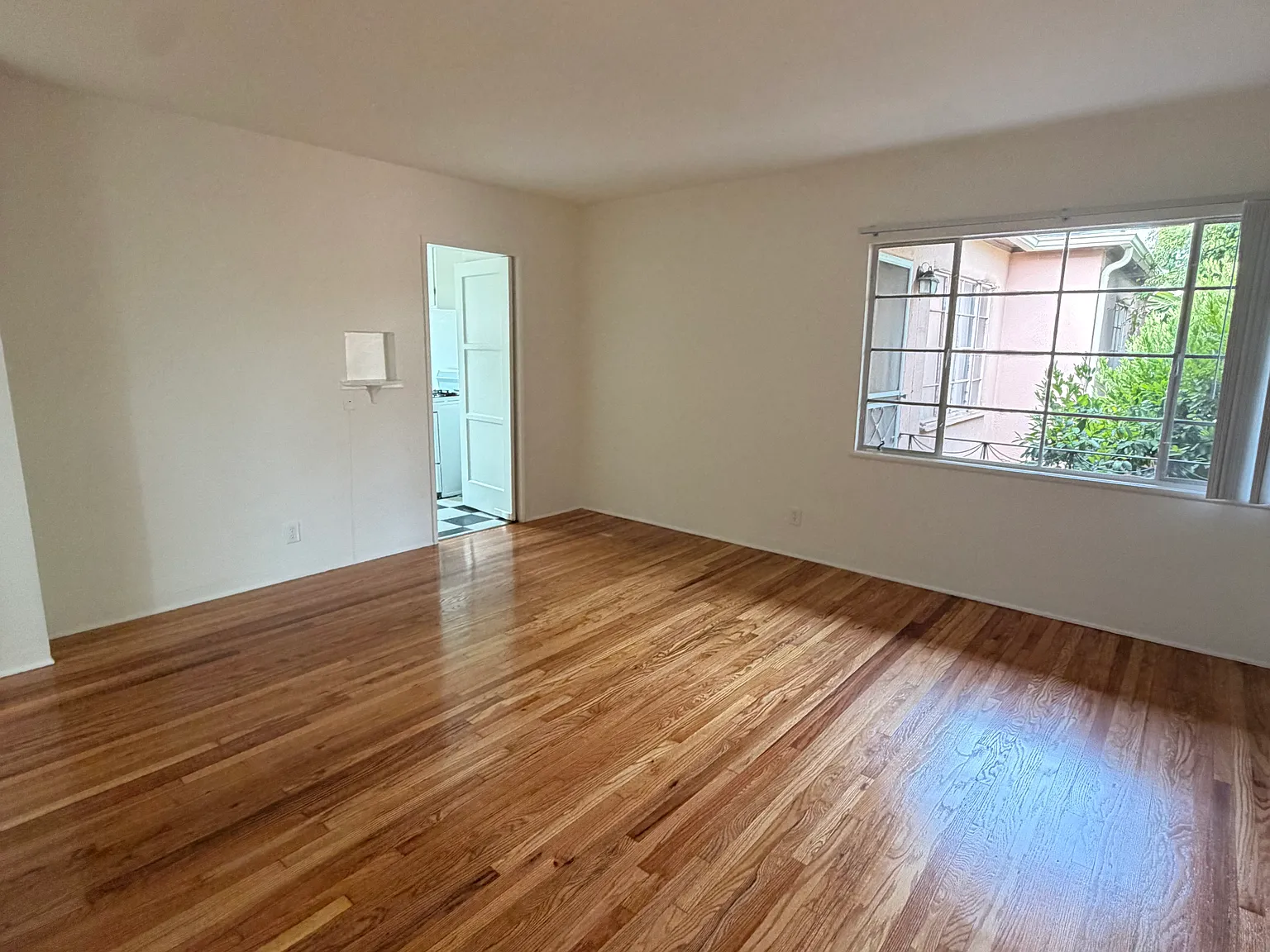 1 bed, 700 sqft, $2,000 — Photo 3