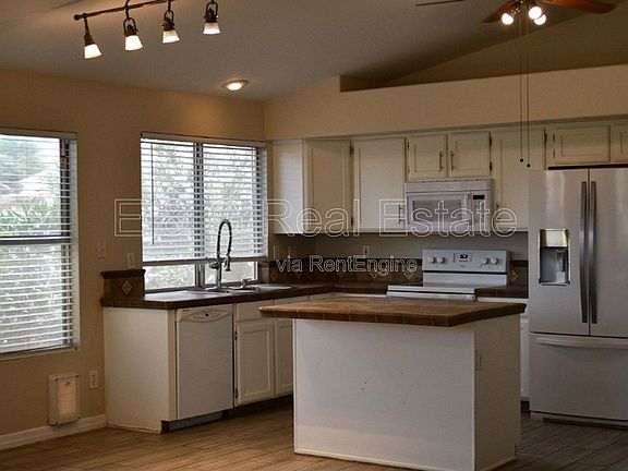 3rd image of 1476 E Silver Creek Rd