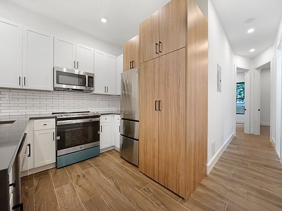 3rd image of 146 Jefferson Ave APT 4