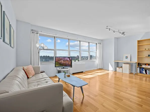 555 Kappock Street image 1 of 15