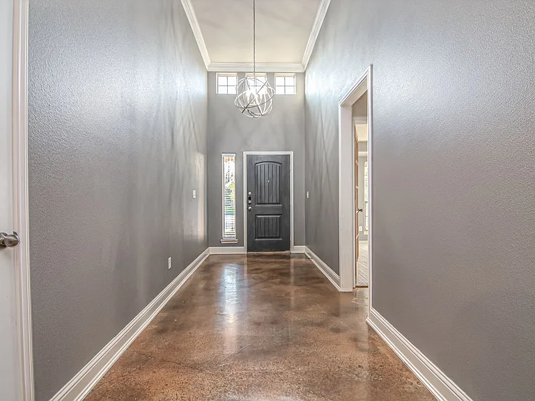 5705 Champions Dr — Photo 3