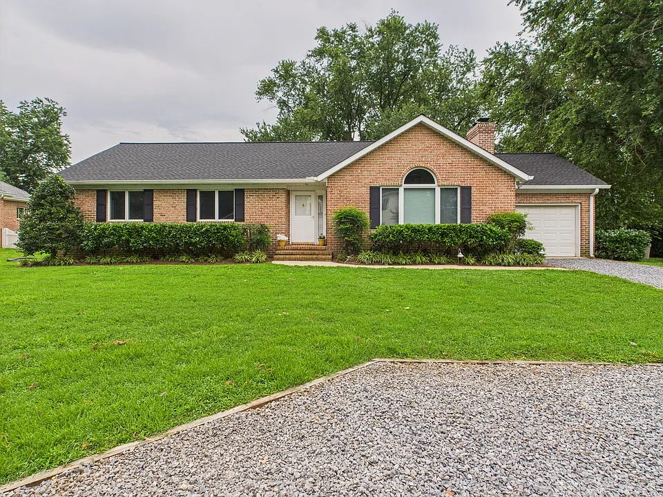 709 Dogwood Ln