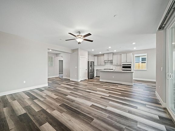 4th image of 2051 Melrose Landing