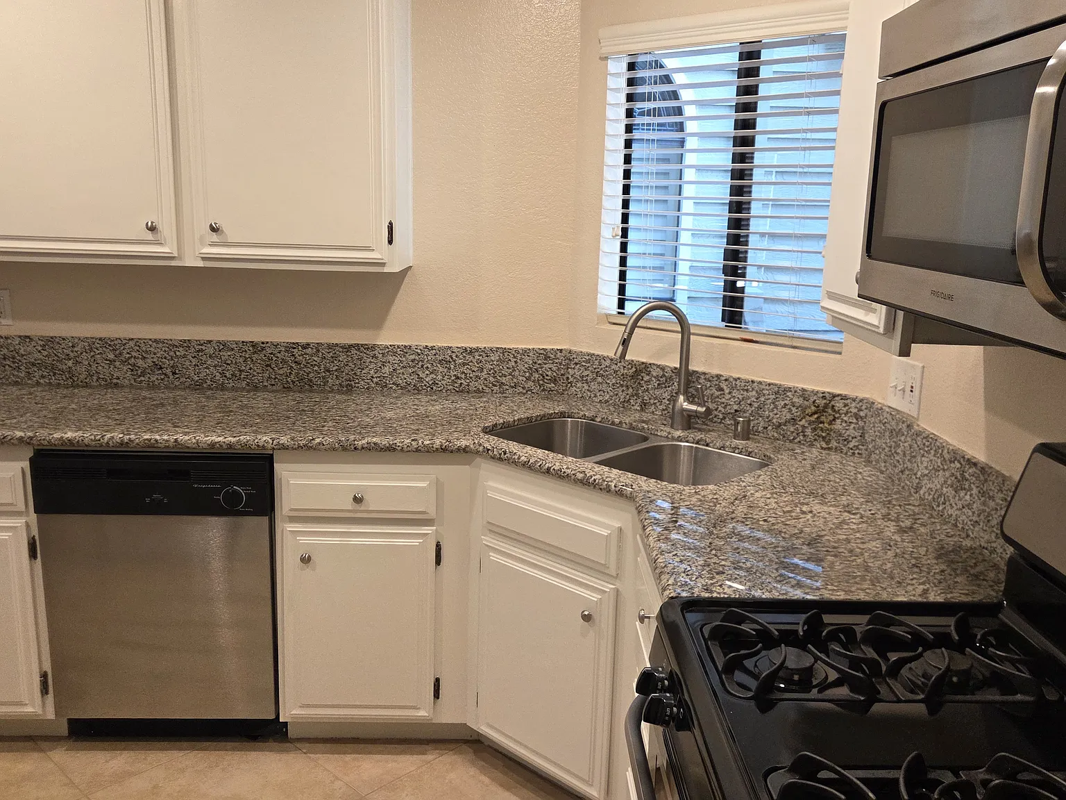 2 bed, 1.5 bath, 1016 sqft, $2,950 — Photo 2