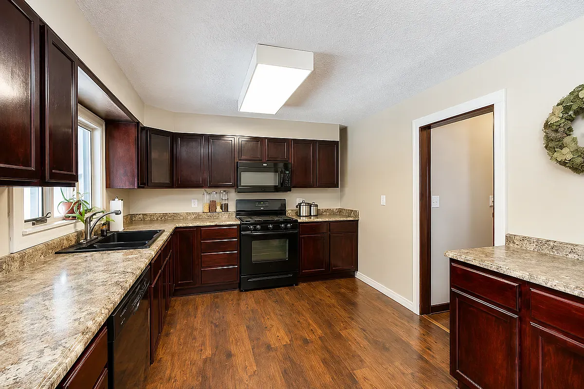 4 bed, 2368 sqft, $2,495 — Photo 2
