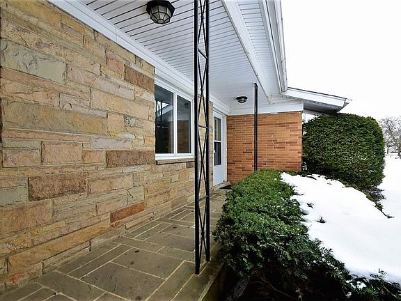 4th image of 25035 Twickenham Dr