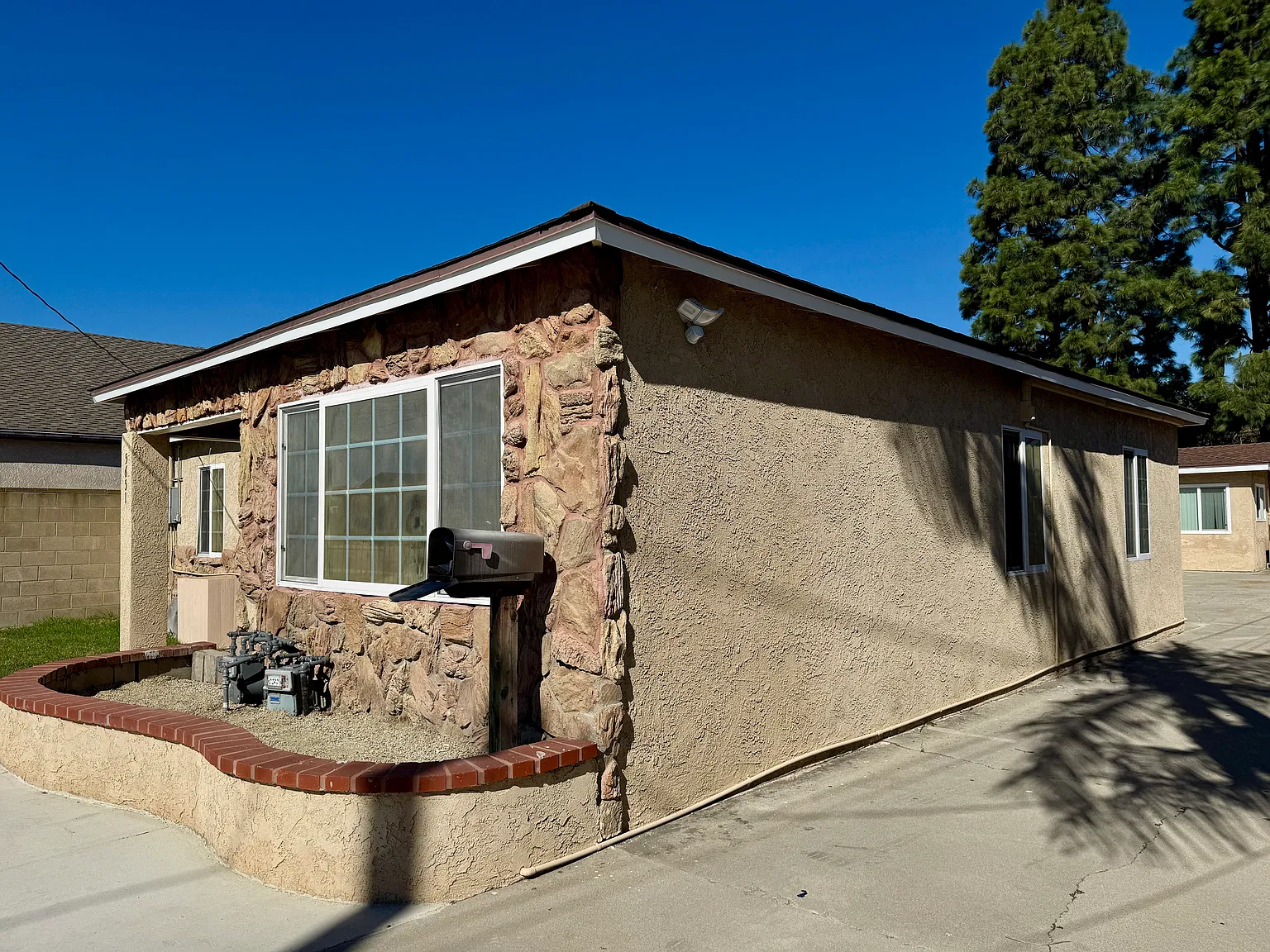 4 bed, 1300 sqft, $4,400 — Photo 2