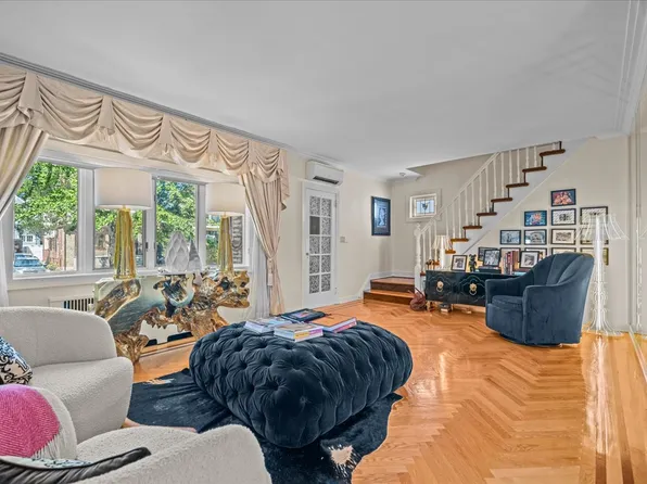 29 Exeter Street image 2 of 17