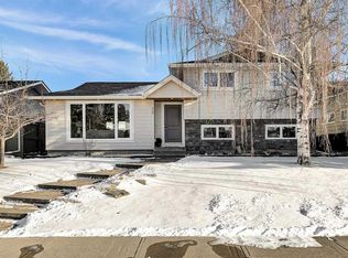 928 NW Lake Twintree Cres SE, Calgary, AB T2J 2W3