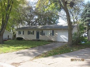 2716 Cypress Dr, Bettendorf, IA