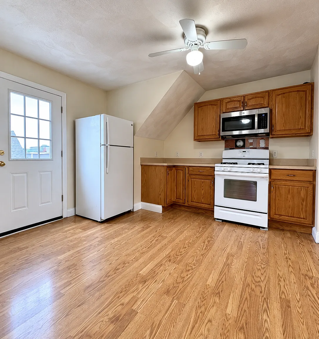 3 bed, 1000 sqft, $2,700 — Photo 2