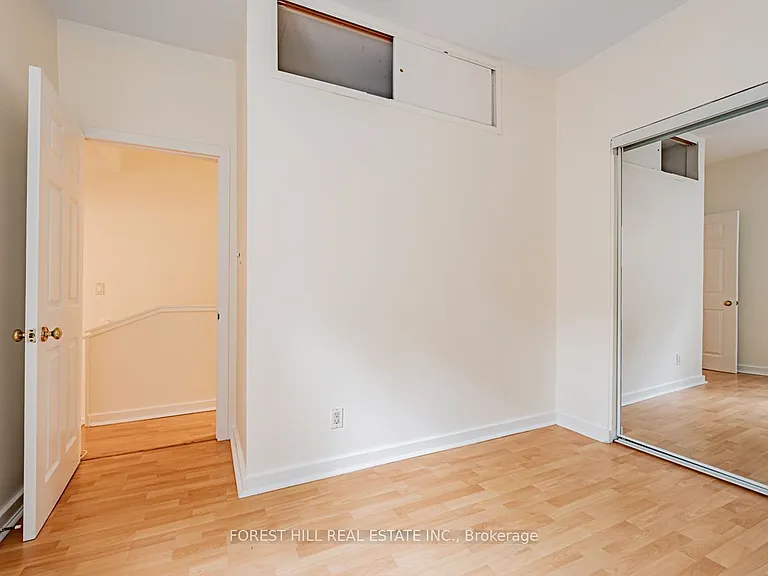 70 Macpherson Ave #UPPER — Photo 16