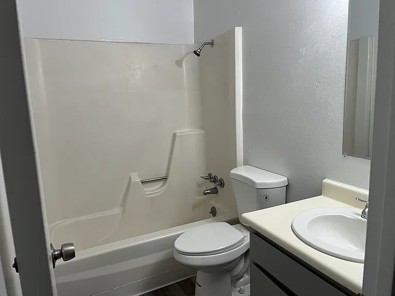 Updated 2 Bed Apt. W/ Large Yard in the NE Heights — Photo 23