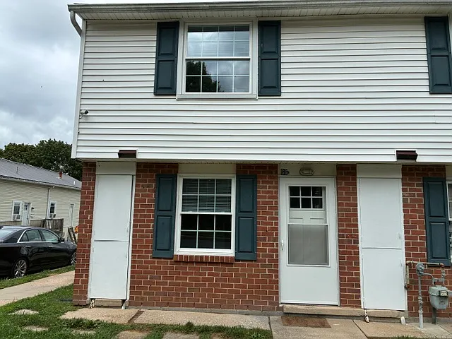 2 bed, 900 sqft, $1,750 — Photo 1