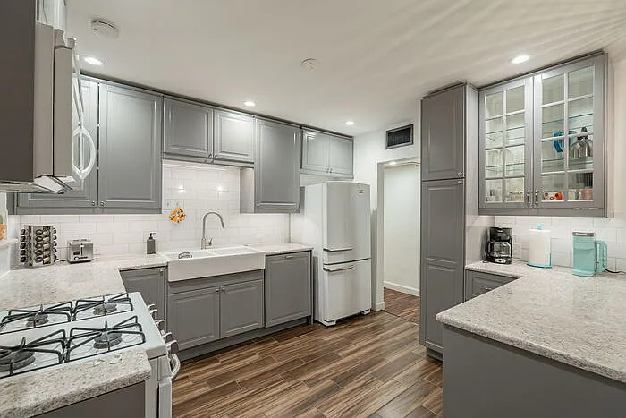 1540 W Berridge Ln — Photo 1