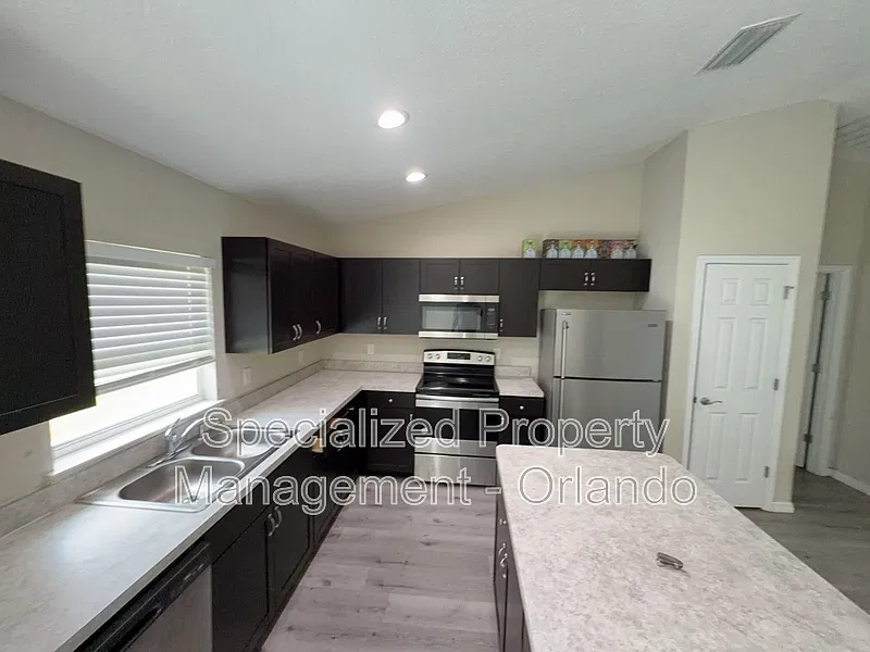 3 bed, 2.0 bath, 1399 sqft, $1,599 — Photo 2