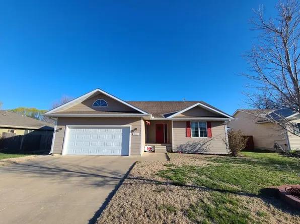 329 Cedar Cir, Lindsborg, KS 67456