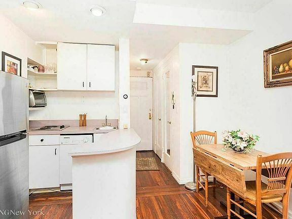 4th image of 320 E 42nd St #370