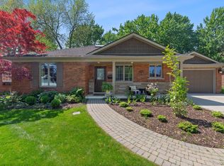 21229 River Rd, Grosse Pointe Woods, MI 48236