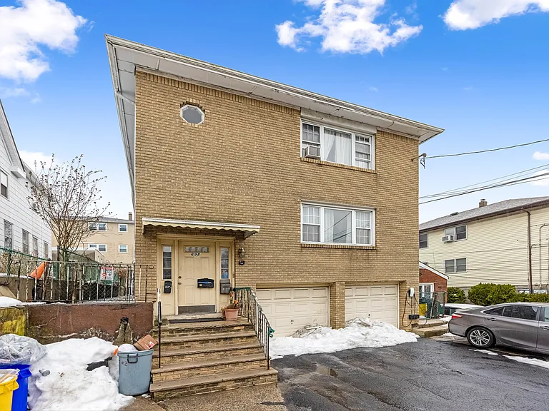 698 Fairview Ave — Photo 2