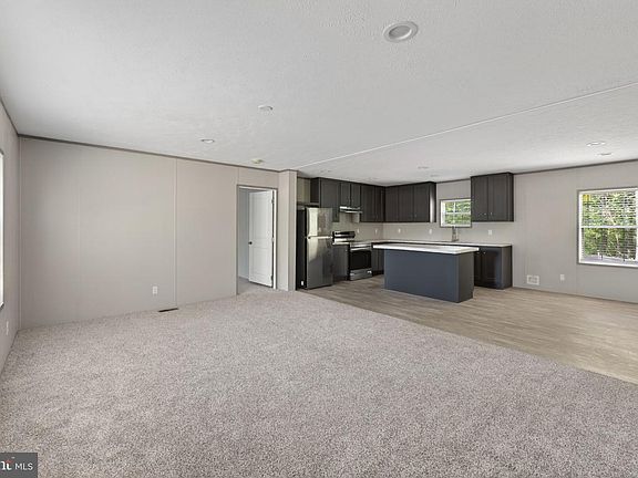 3rd image of 302 Raccoon Ln