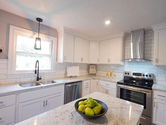 5th image of 302 Quail Meadows Dr