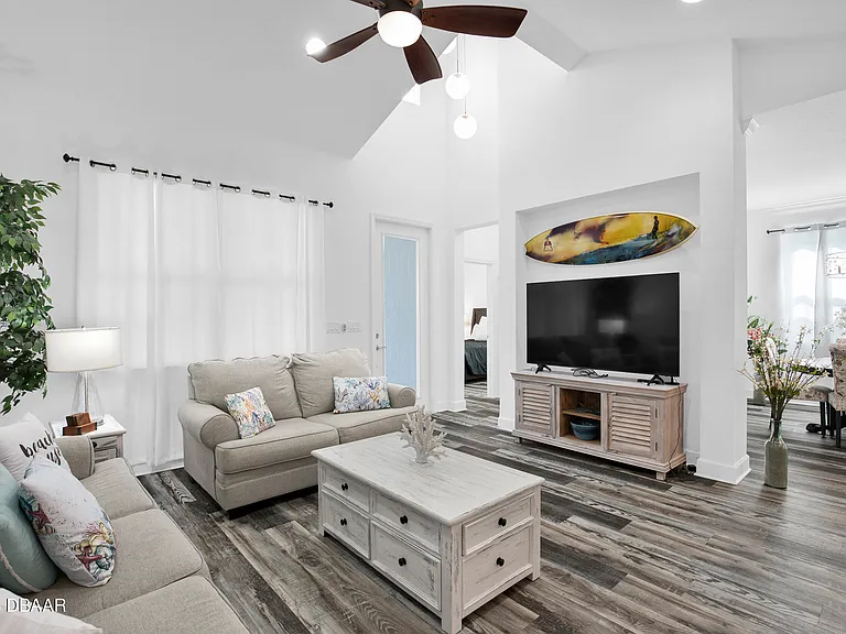 402 Parrot Ln — Photo 4