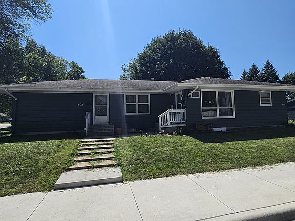 2nd image of 606 1st St NE