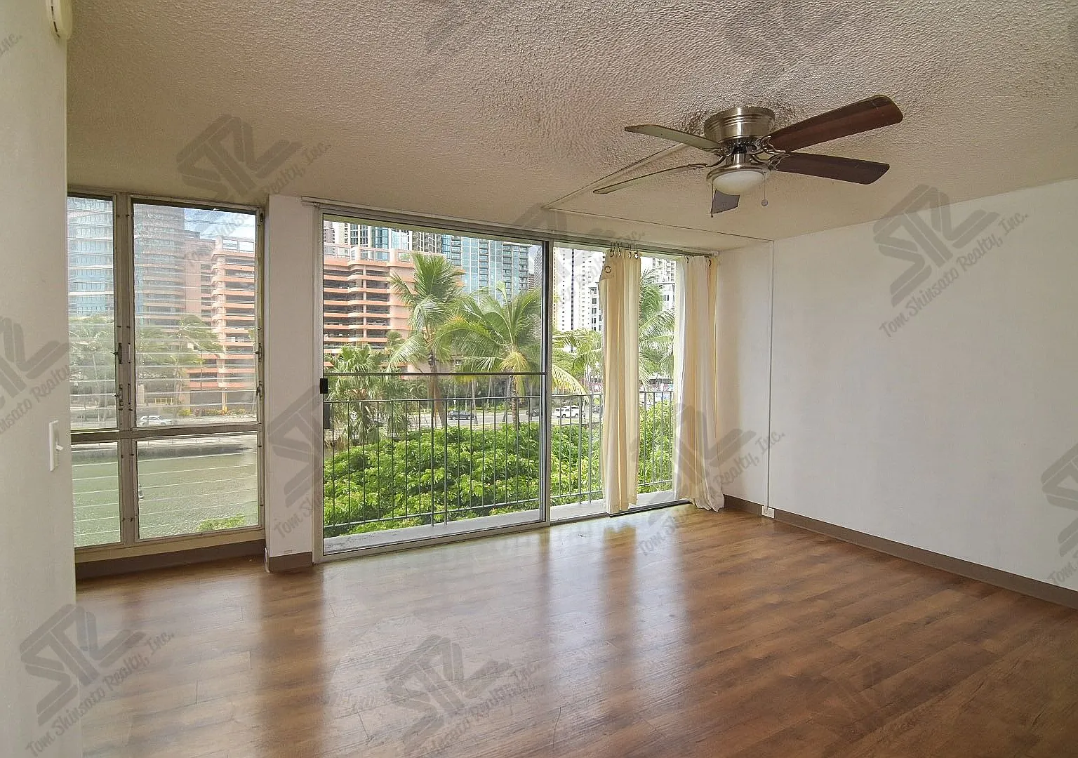 2 Bedroom with 1 Parking in McCully — Photo 2