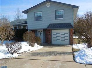 8879 Old Farm Rd, Philadelphia, PA 19115